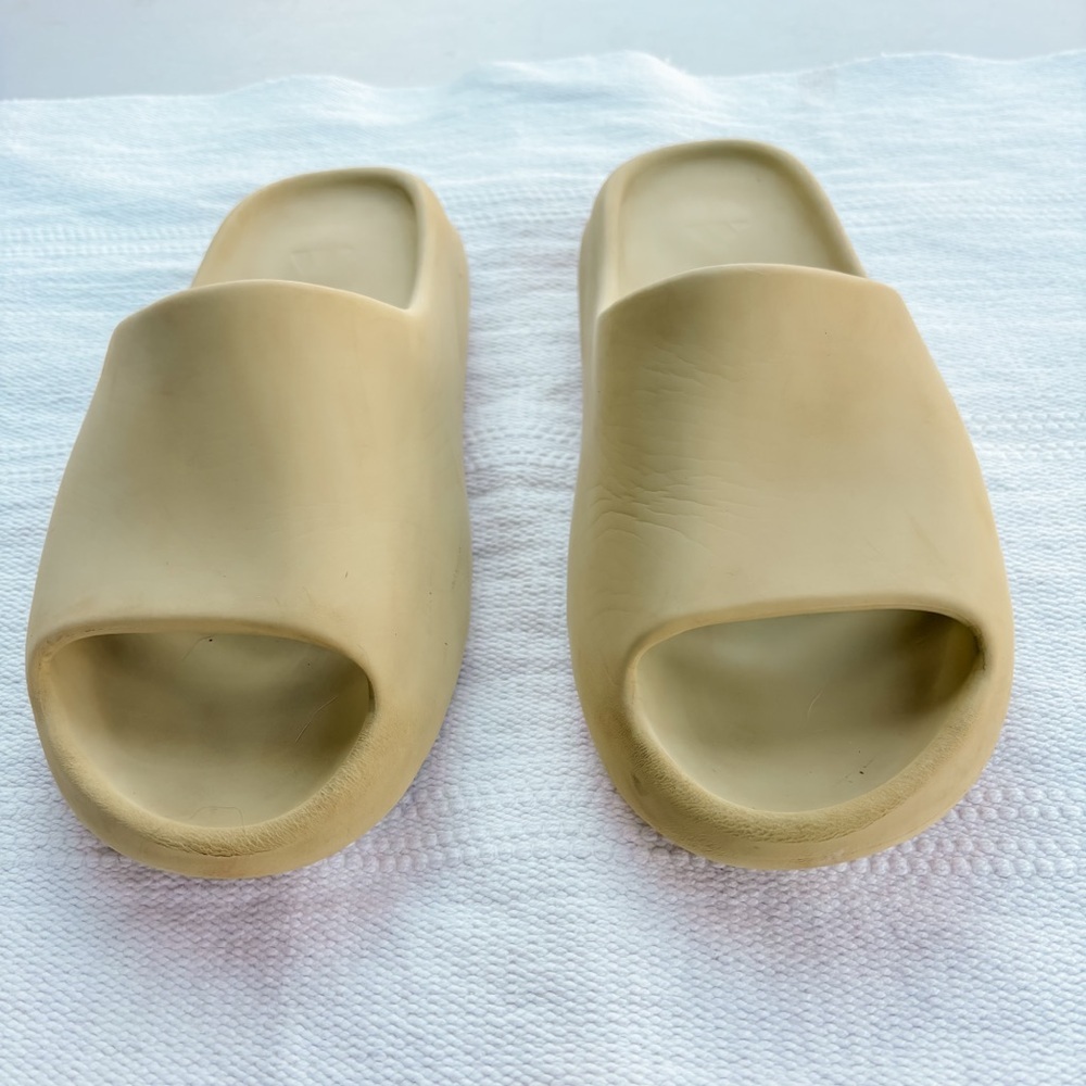 Adidas Yeezy Slides in the "Resin" colorway size mens us 11